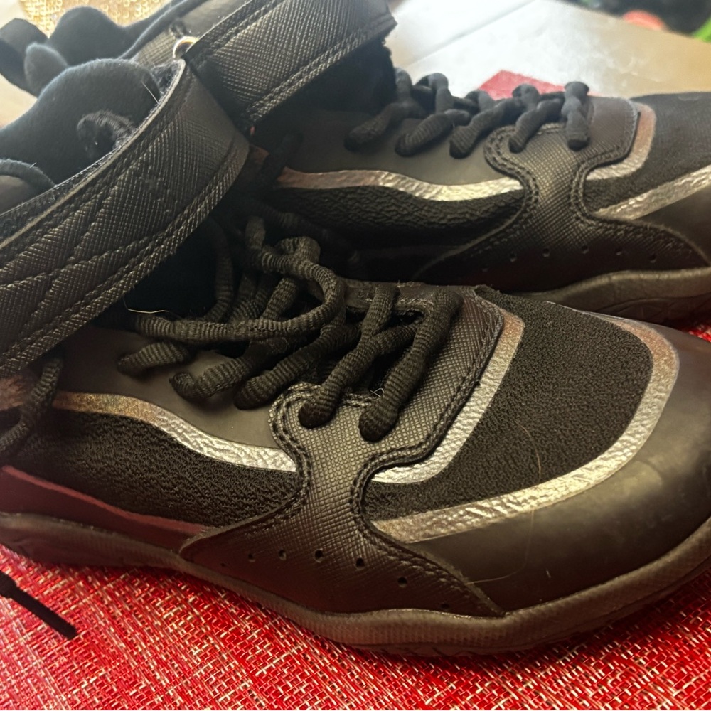 Rebel Cheer Black High-Top shoes size 4